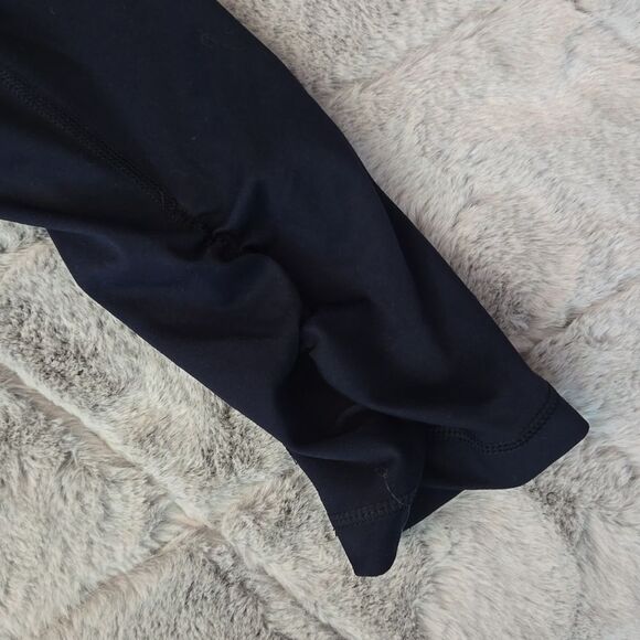 Yogalicious Navy Capri Leggings, Women's Size Medium, Great Condition - Picture 8 of 8